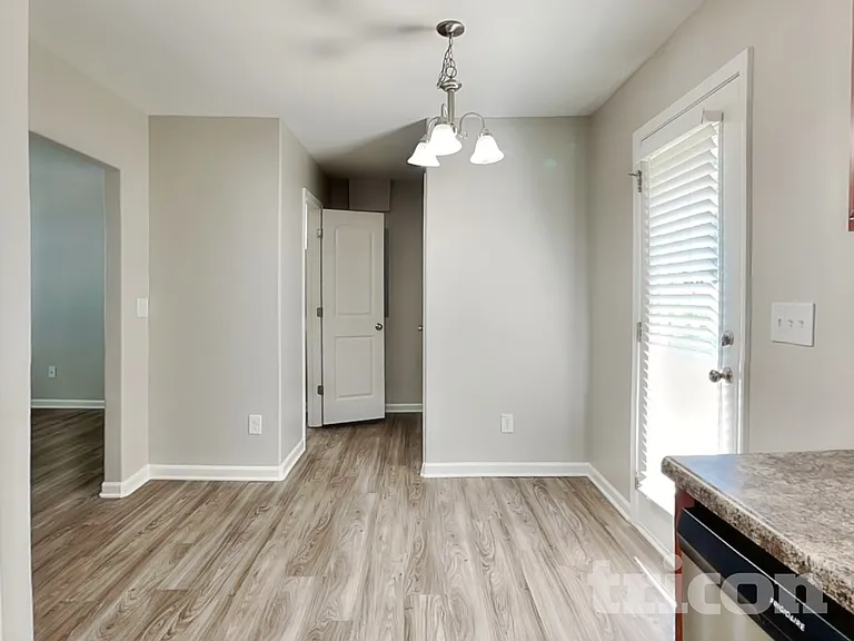 427 Randolph Dr — Photo 4