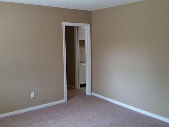 3rd image of 2403 Maple Leaf Dr E