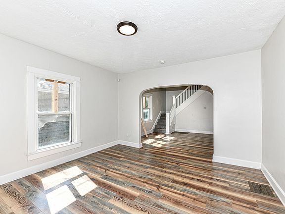 2nd image of 516 N Dearborn St #B