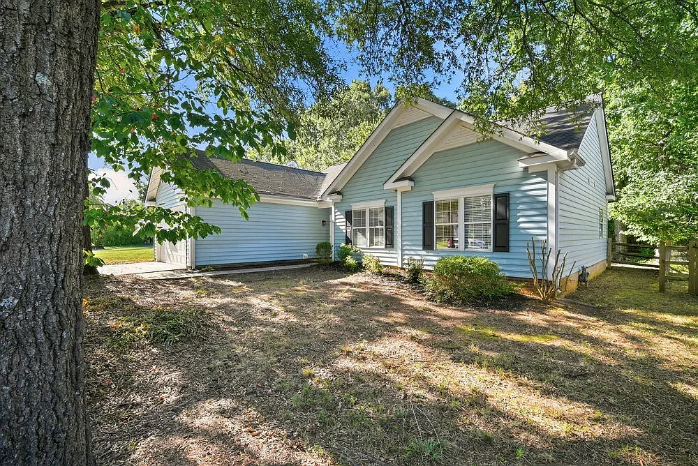 3 bed, 2.0 bath, 1407 sqft, $1,980 — Photo 1
