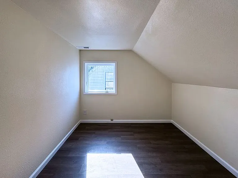 950 Clark St — Photo 29