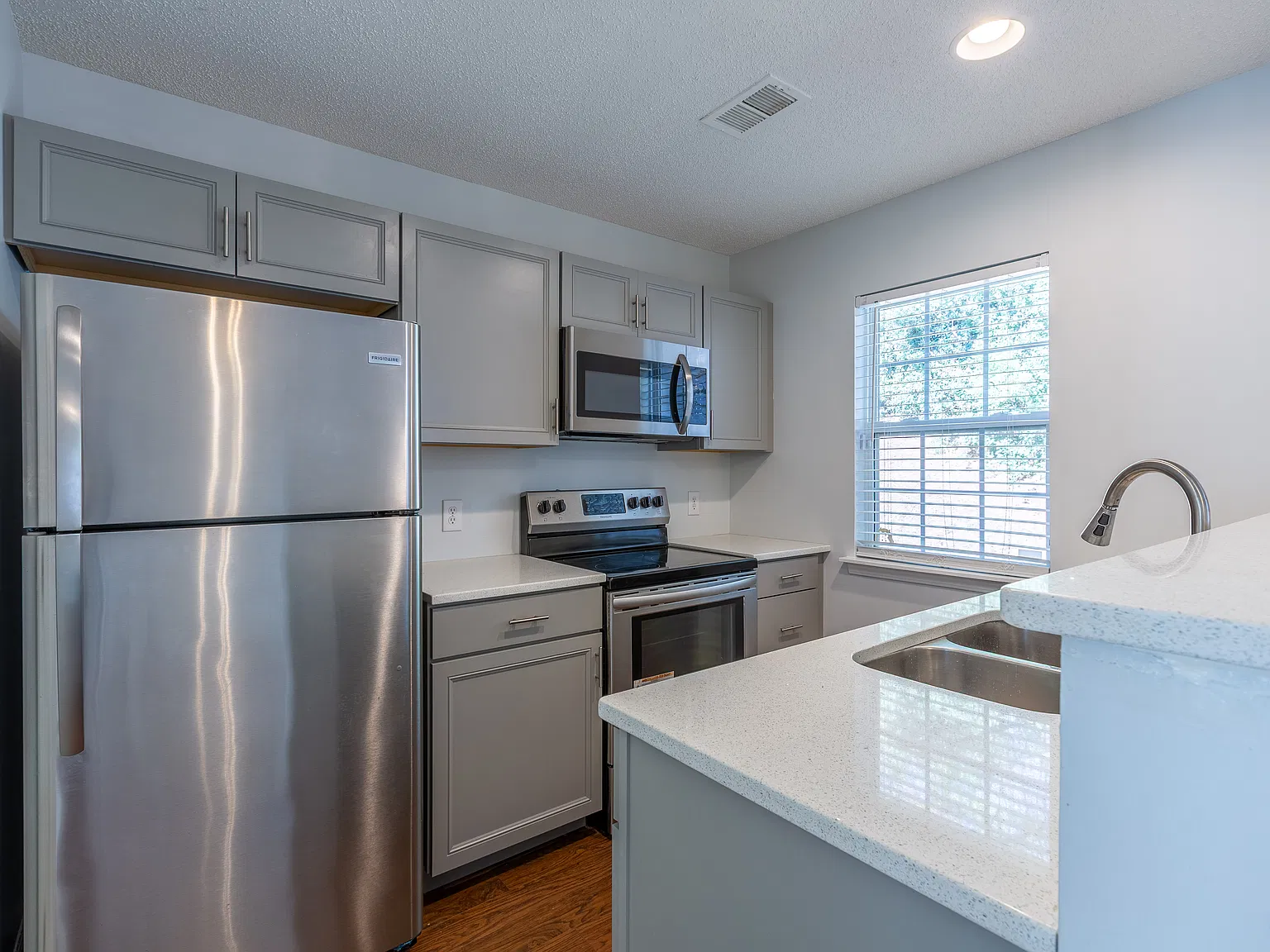 2 bed, 1.5 bath, 976 sqft, $1,500 — Photo 3