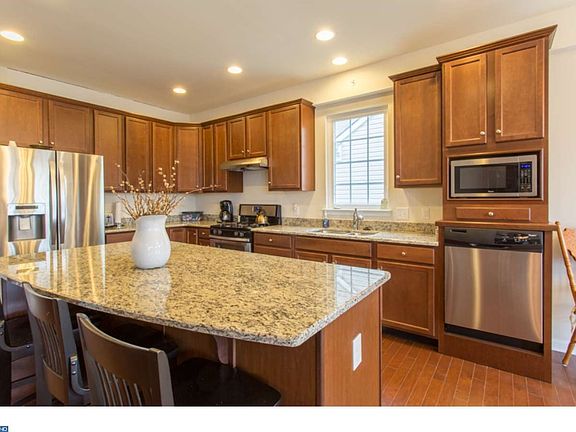 4th image of 412 Hallman Ct