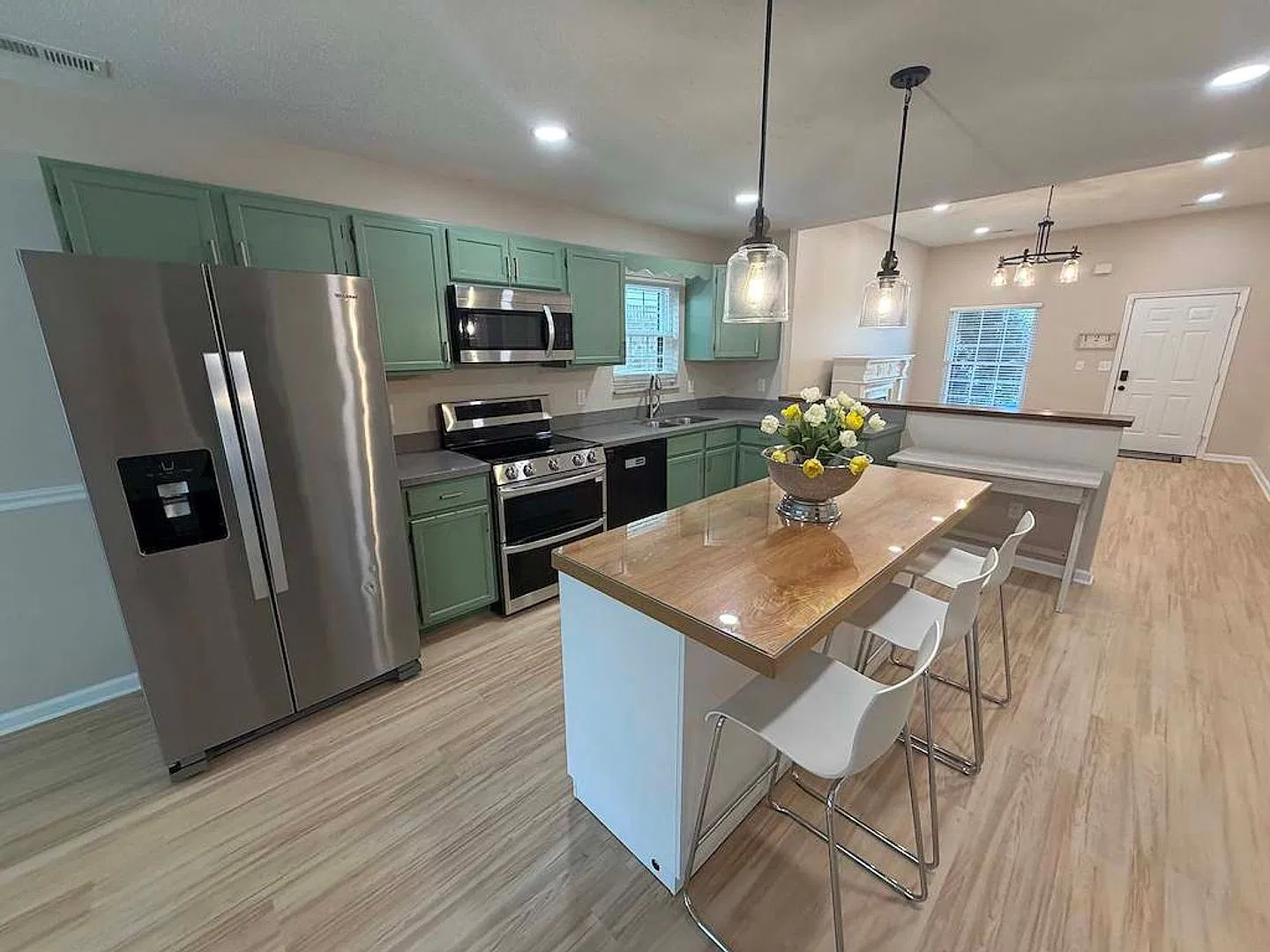 Stunning Updated 3 Bedroom Townhouse In Silver Brook In W. Knox11 — Photo 3