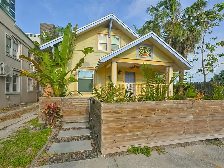 340 Moffett Ct N — Photo 1