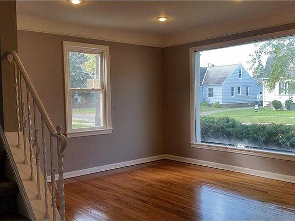 3rd image of 1357 Iroquois Ave