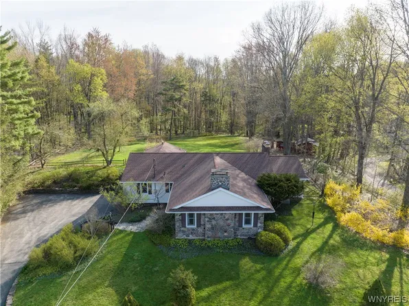 261 Girdle Rd, East Aurora, NY 14052