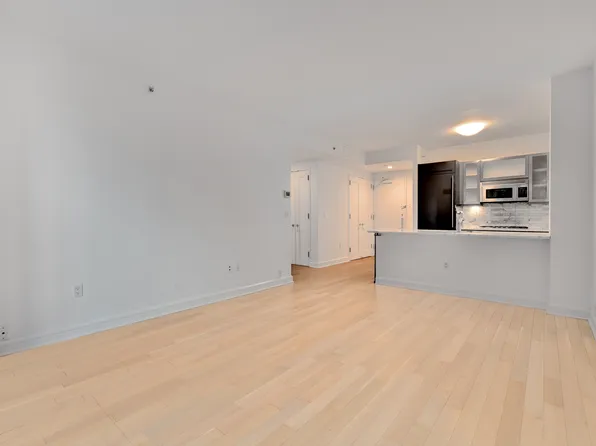 80 Riverside Boulevard image 5 of 11