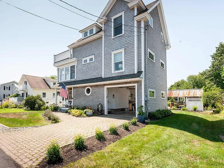 15 Beechwood Ave — Photo 3