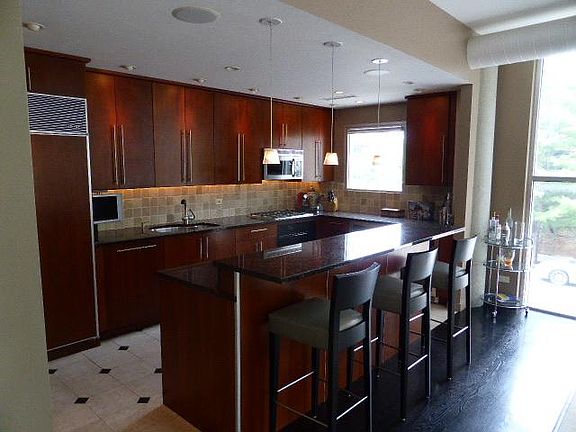 5th image of 939 W Huron St Unit 109