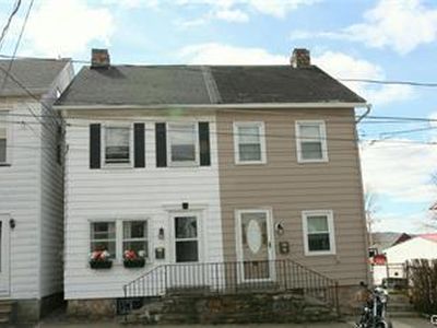 32 E Depot St, Hellertown, PA, 18055