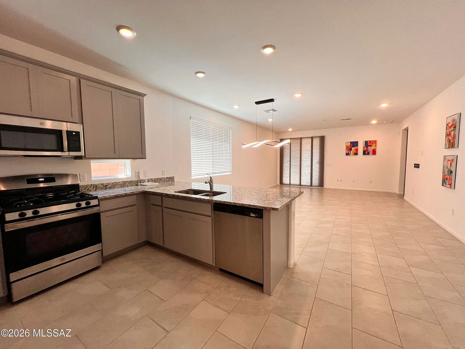 3 bed, 3.0 bath, 1939 sqft, $1,995 — Photo 3