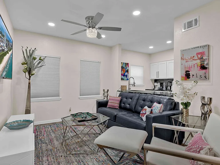 111 E Hibiscus St #1 — Photo 3