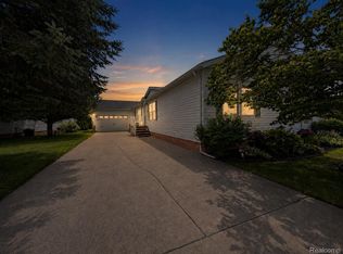 551 Twin Lakes Dr, Kimball, MI 48074