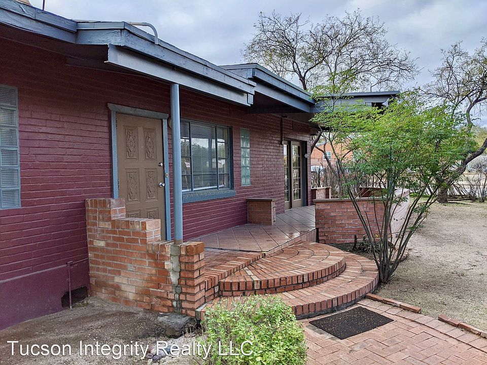 1st image of 1104 E Waverly St #8156697