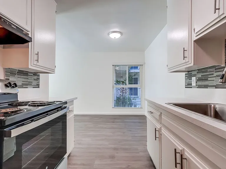 333 W Queen St — Photo 22
