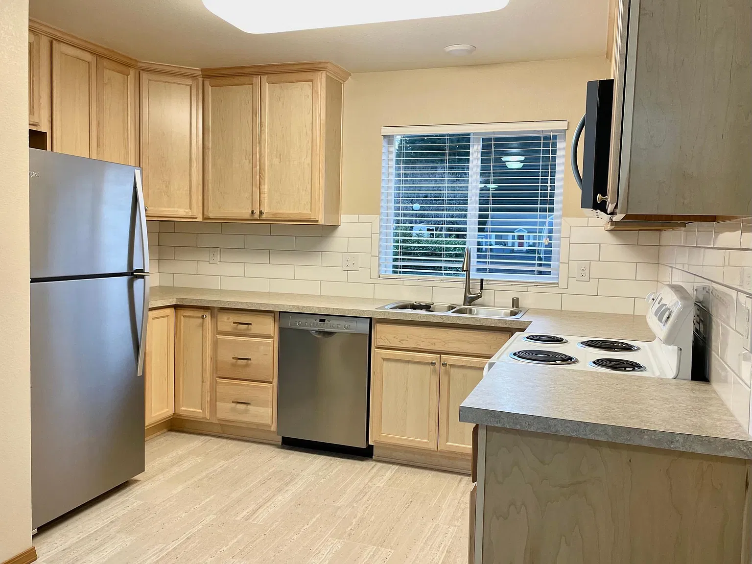 1206 Sleater Kinney Rd SE — Photo 2