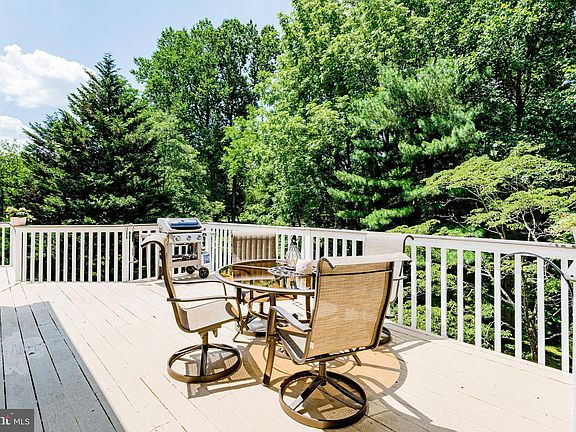 4th image of 1082 Carriage Hill Ct