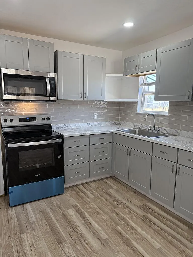3 bed, 1.5 bath, 1150 sqft, $2,200 — Photo 2