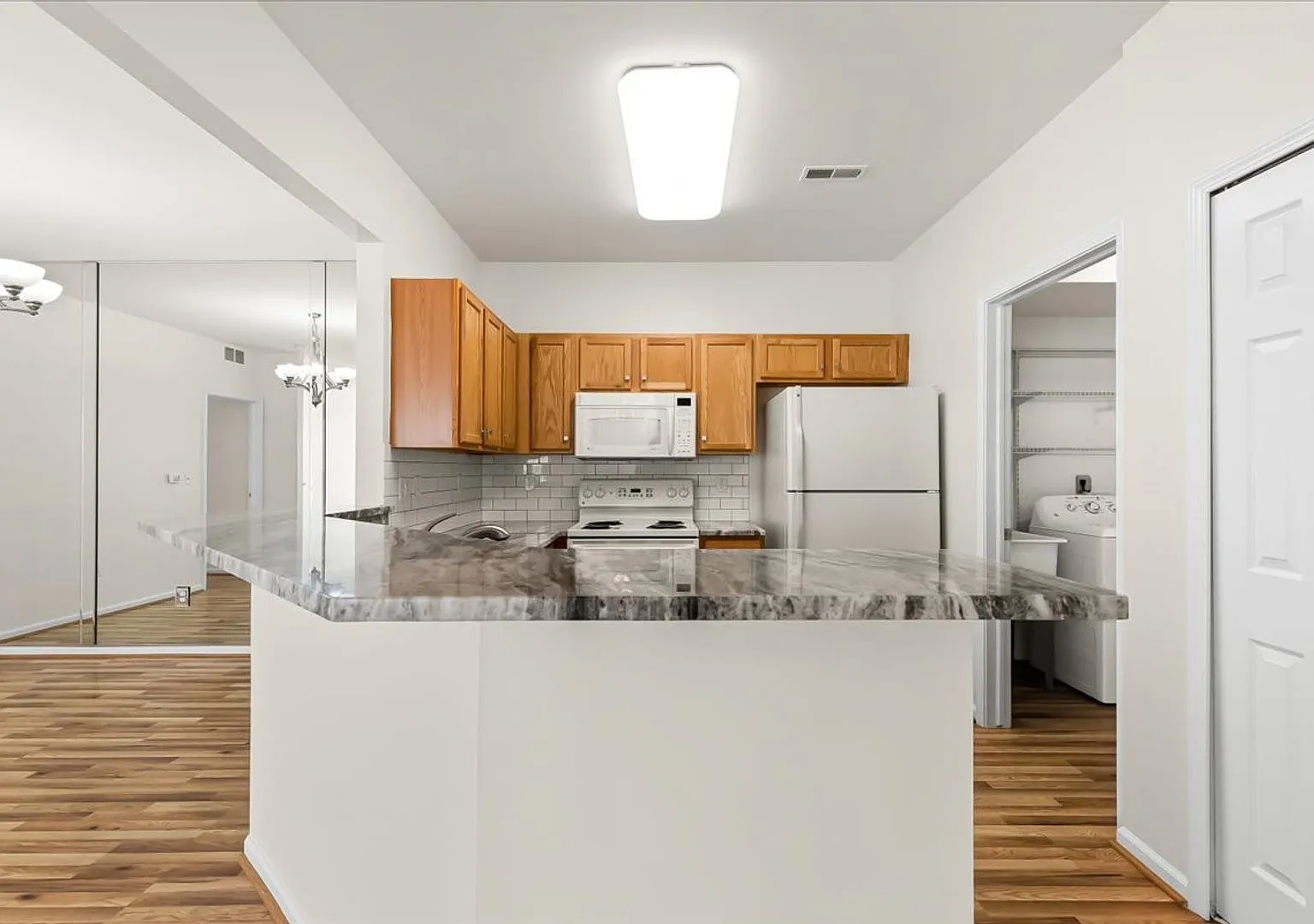 Maple Crossing Condo Comfort, Convenience & Location — Photo 3