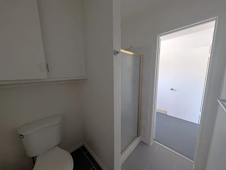 Comfortable one bedroom unit, convenient location to shopping and transportation — Photo 6