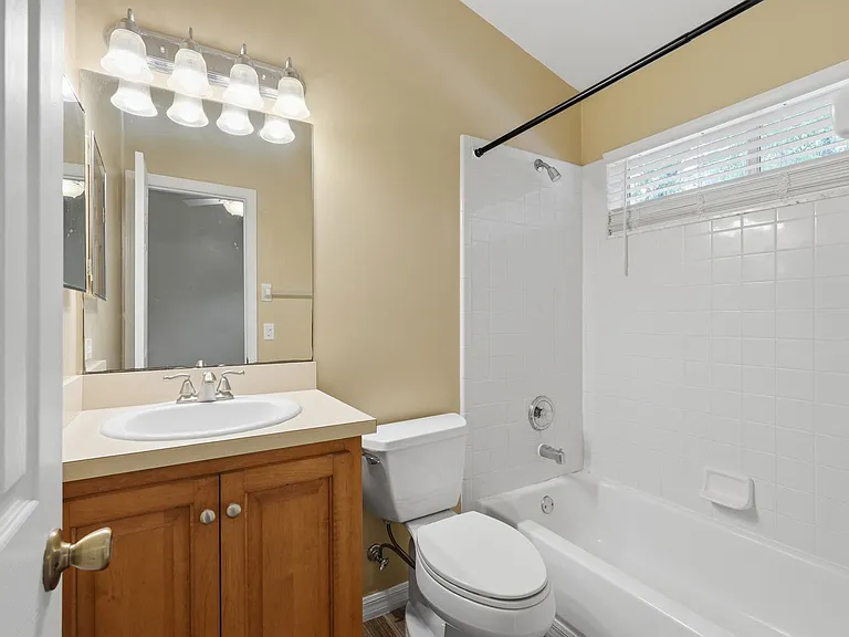 1710 NW 7th St #202 — Photo 16