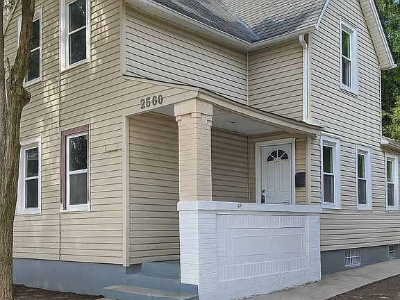 3rd image of 2578 W 18th Pl