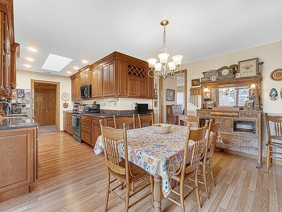 5th image of 1128 W Wisconsin St