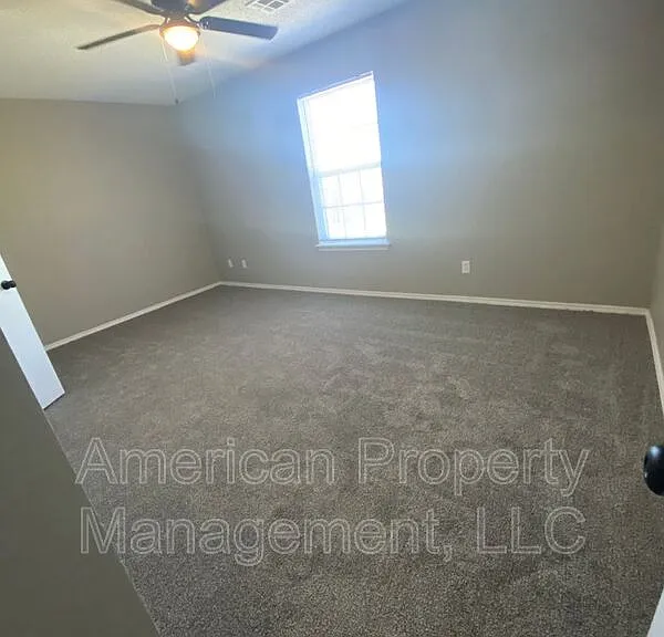 4716 NE Wisconsin St — Photo 8