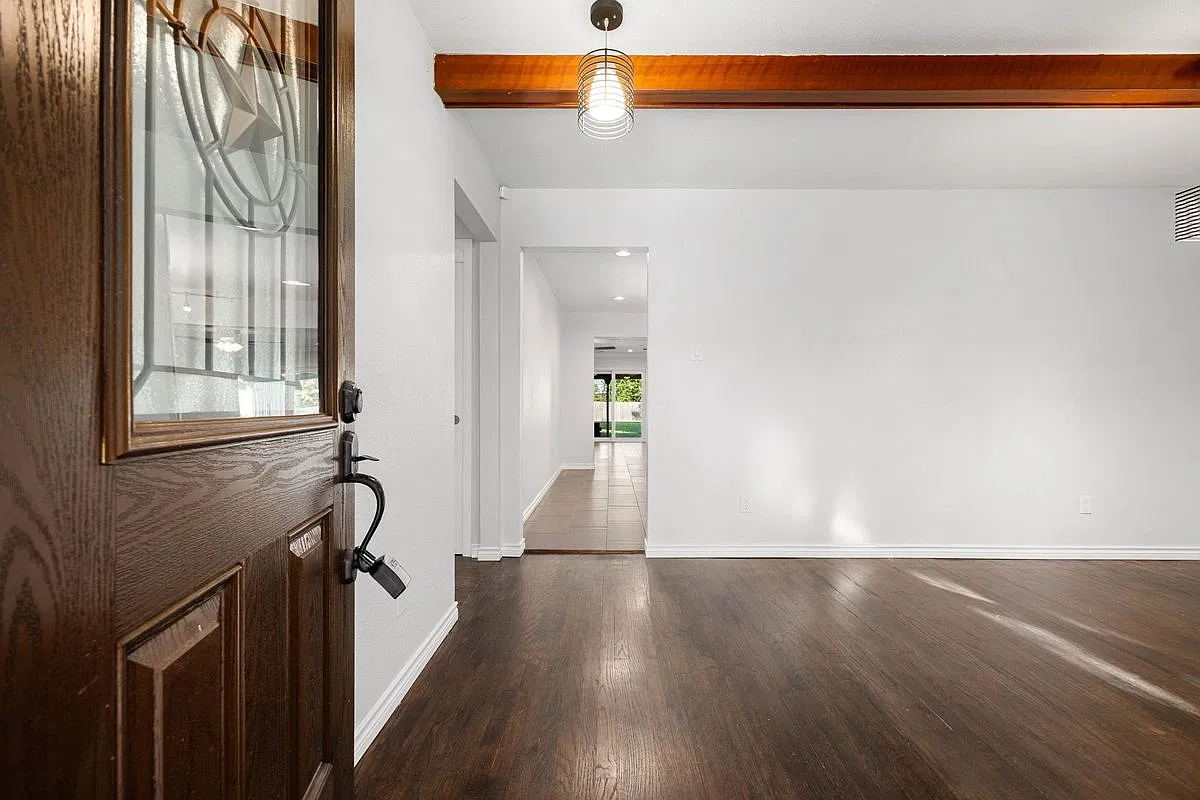 4 bed, 2.0 bath, 2042 sqft, $2,900 — Photo 2