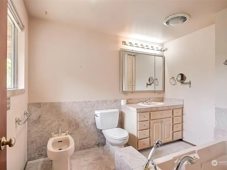 3527 Shattuck Ave S — Photo 5