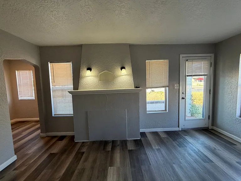 1833 E Harvard St #1-4 — Photo 15
