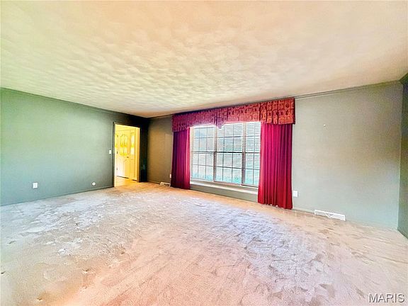 5th image of 329 Country Club Acres