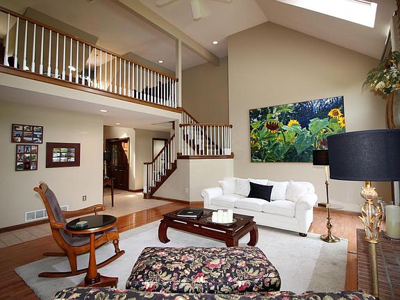 3rd image of 4938 Thornhill Ln