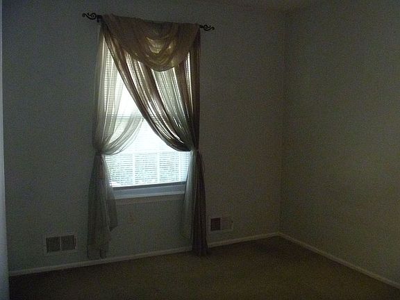 Bedroom #1 (10x12 ft.8 in.)