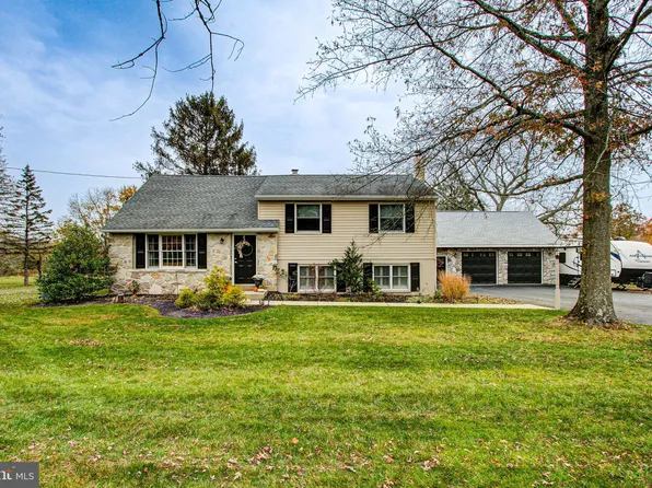 3 Colonial Dr, Perkiomenville, PA 18074