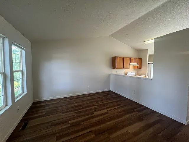 3 bed, 2.0 bath, 1180 sqft, $2,200 — Photo 2