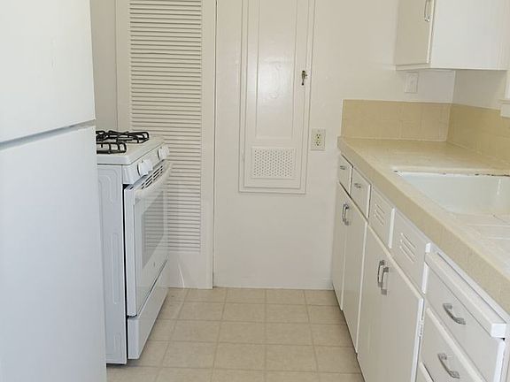 2nd image of 915 Oak Ln APT 2