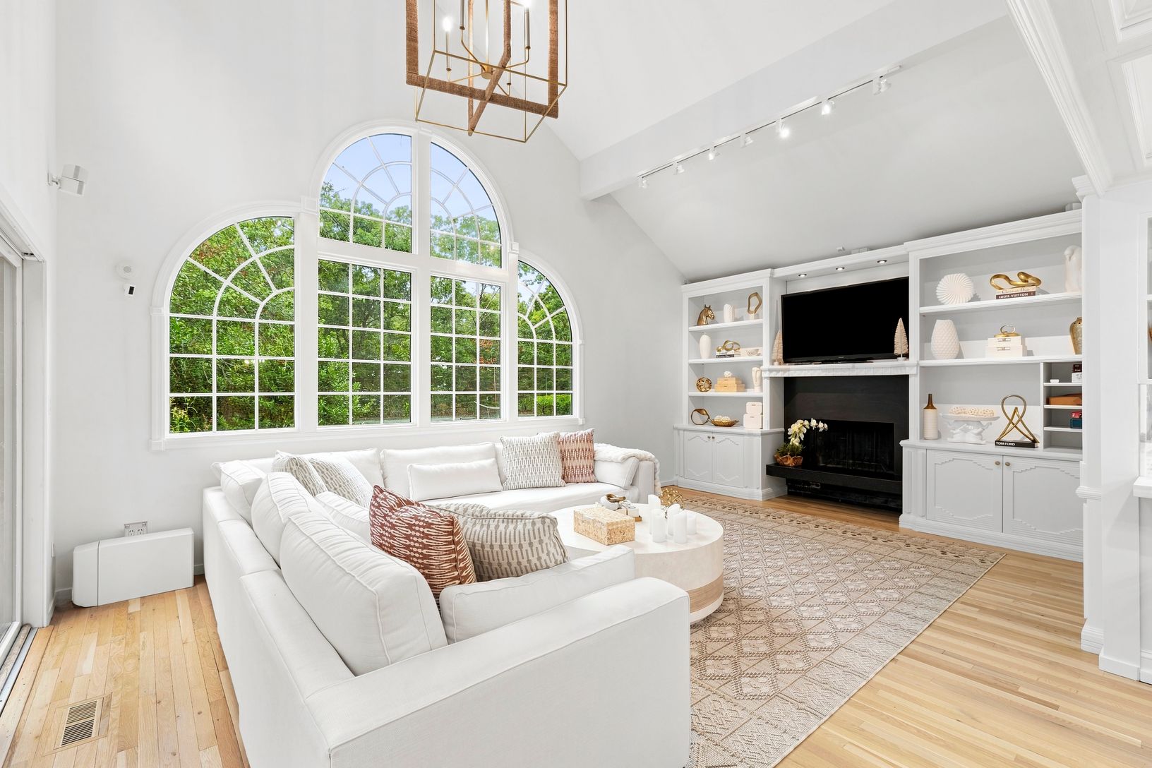  VAULTED CEILINGED LIVING ROOM ENVELOPS WOODBURNING FIREPLACE GREAT WINDOWS  SLIDERS TO DECK AND POOL