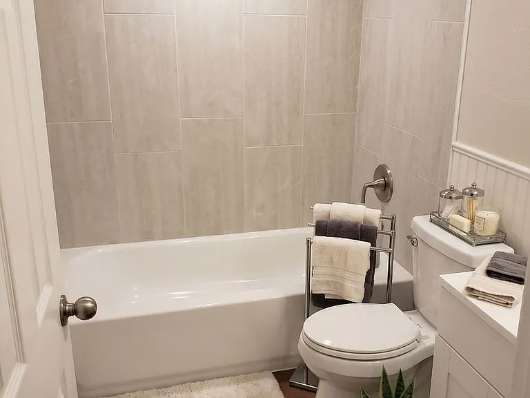 Available Now!! Free Pets & Utilities Included! Upgraded 3br Lakewood Apt With New Luxury Flooring — Photo 9