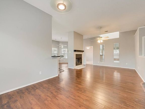 4th image of 1220 Royal Crescent Dr