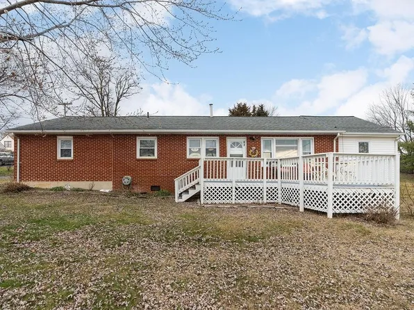 61 Locust St, Fishersville, VA 22939