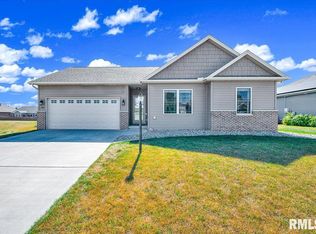 1512 Mackenzie St, Washington, IL 61571