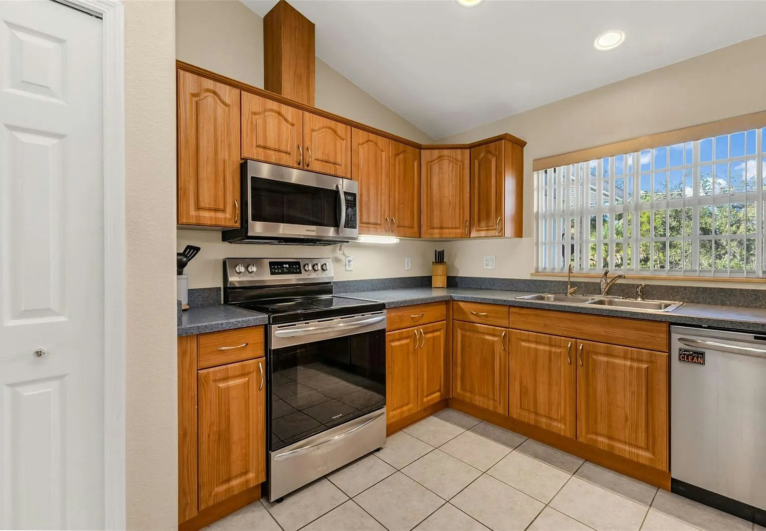 2924 La Tassell Street — Photo 4
