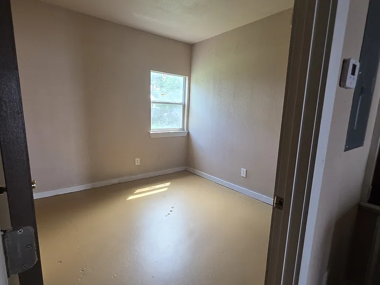 102 E Baylor #B — Photo 3