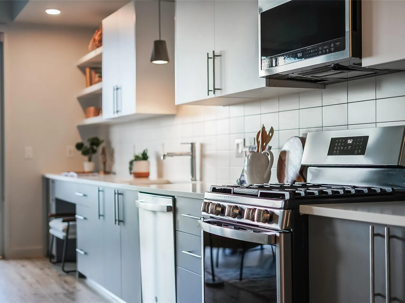 2 bed, 1.5 bath, 989 sqft, $2,300 — Photo 3