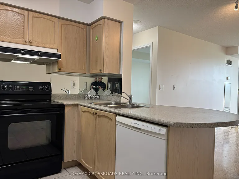 23 Oneida Cres #801 — Photo 3