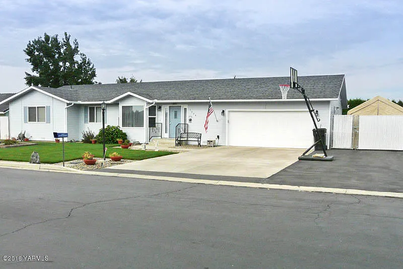 1604 S 69th Ave photo 1