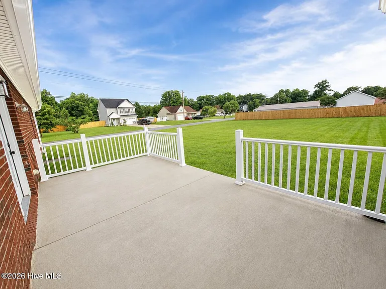 112 Wilda Dr — Photo 3