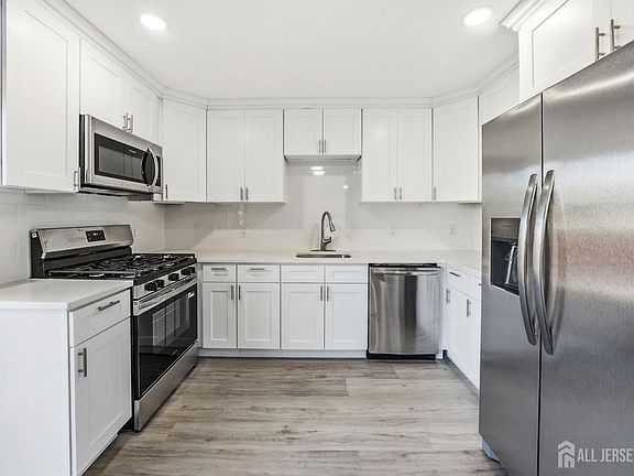 3rd image of 371 Bolton Rd